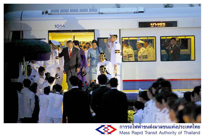 9 ภาพประวัติศาสตร์ในหลวงรัชกาลที่ 9เสด็จเปิดเดินรถไฟฟ้า MRT เมื่อปี 2547 9 ภาพประวัติศาสตร์ในหลวงรัชกาลที่ 9เสด็จเปิดเดินรถไฟฟ้า MRT เมื่อปี 2547