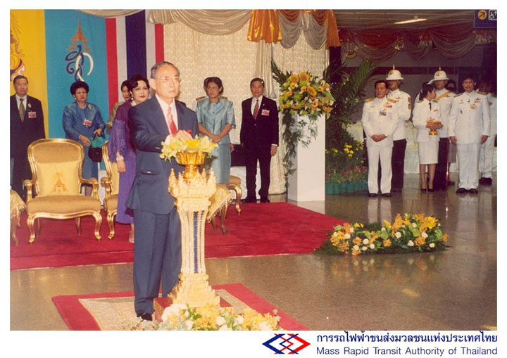 9 ภาพประวัติศาสตร์ในหลวงรัชกาลที่ 9เสด็จเปิดเดินรถไฟฟ้า MRT เมื่อปี 2547 9 ภาพประวัติศาสตร์ในหลวงรัชกาลที่ 9เสด็จเปิดเดินรถไฟฟ้า MRT เมื่อปี 2547