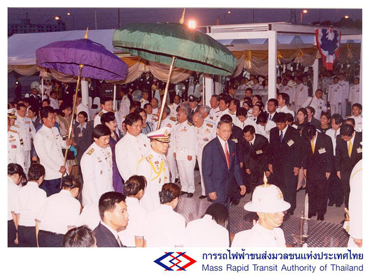9 ภาพประวัติศาสตร์ในหลวงรัชกาลที่ 9เสด็จเปิดเดินรถไฟฟ้า MRT เมื่อปี 2547 9 ภาพประวัติศาสตร์ในหลวงรัชกาลที่ 9เสด็จเปิดเดินรถไฟฟ้า MRT เมื่อปี 2547