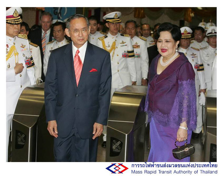 9 ภาพประวัติศาสตร์ในหลวงรัชกาลที่ 9เสด็จเปิดเดินรถไฟฟ้า MRT เมื่อปี 2547 9 ภาพประวัติศาสตร์ในหลวงรัชกาลที่ 9เสด็จเปิดเดินรถไฟฟ้า MRT เมื่อปี 2547
