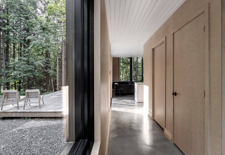 Chalet Grand-Pic House บ้านกลางป่าสีดำดีไซน์สวยสะดุดตา