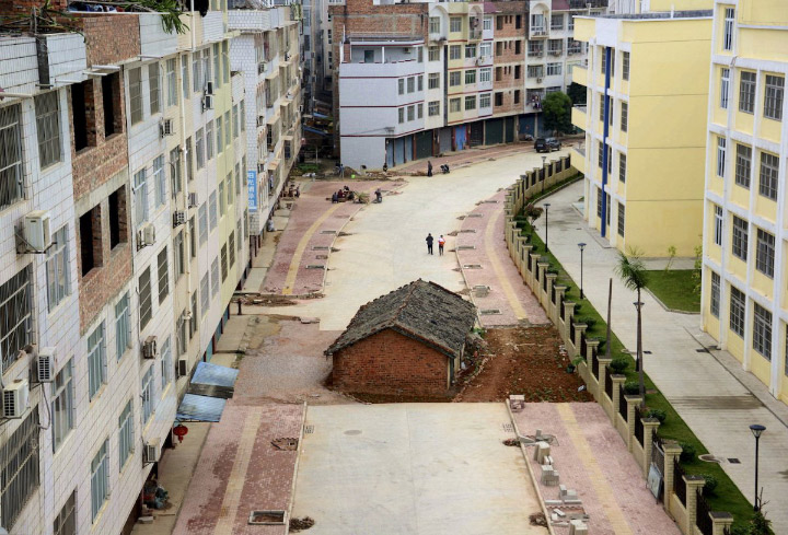(ชมภาพ) บ้านตะปูในเมืองใหญ่ ที่ไม่ย้าย ไม่ยอมขาย จะเป็นอย่างไร?? (ชมภาพ) บ้านตะปูในเมืองใหญ่ ที่ไม่ย้าย ไม่ยอมขาย จะเป็นอย่างไร??