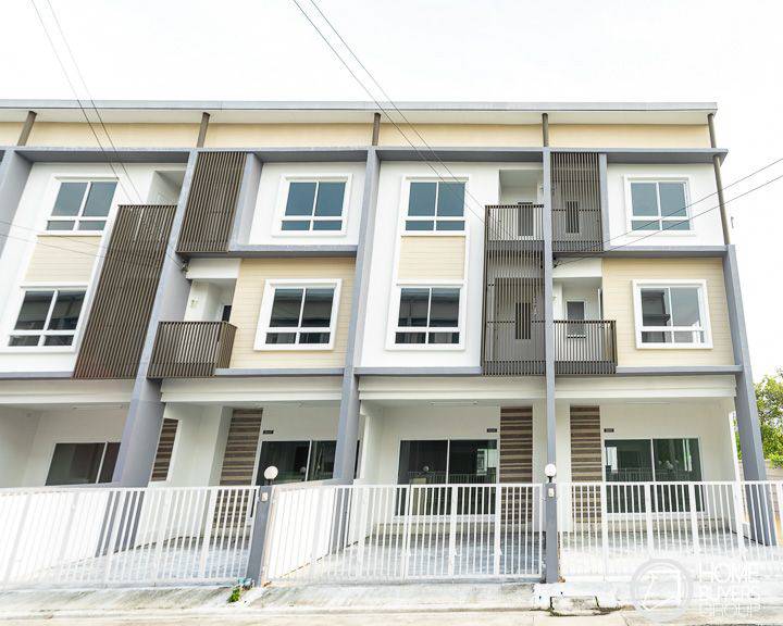 รีวิวทาวน์โฮม เดอะริช บิซโฮม สุขุมวิท 105 ทาวน์โฮม 3 ชั้น ที่ปรับเป็นโฮมออฟฟิศ เดินทางติดต่อเข้าเมืองได้ ราคาดี 5.59 ล้านบาท