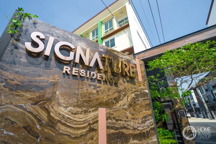 รีวิวทาวน์โฮม ซิกเนเจอร์ เรสซิเดนซ์ หลังใหญ่ 205 ตร.ม. มีห้องนอนมาสเตอร์แบบเพนท์เฮ้าส์ ใกล้ทางด่วนศรีรัช-วงแหวนรอบนอก ราคาเริ่ม 5.29 ล้านบาท รีวิวทาวน์โฮม ซิกเนเจอร์ เรสซิเดนซ์ หลังใหญ่ 205 ตร.ม. มีห้องนอนมาสเตอร์แบบเพนท์เฮ้าส์ ใกล้ทางด่วนศรีรัช-วงแหวนรอบนอก ราคาเริ่ม 5.29 ล้านบาท