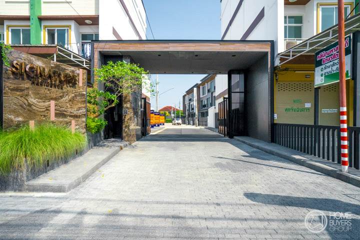 รีวิวทาวน์โฮม ซิกเนเจอร์ เรสซิเดนซ์ หลังใหญ่ 205 ตร.ม. มีห้องนอนมาสเตอร์แบบเพนท์เฮ้าส์ ใกล้ทางด่วนศรีรัช-วงแหวนรอบนอก ราคาเริ่ม 5.29 ล้านบาท รีวิวทาวน์โฮม ซิกเนเจอร์ เรสซิเดนซ์ หลังใหญ่ 205 ตร.ม. มีห้องนอนมาสเตอร์แบบเพนท์เฮ้าส์ ใกล้ทางด่วนศรีรัช-วงแหวนรอบนอก ราคาเริ่ม 5.29 ล้านบาท