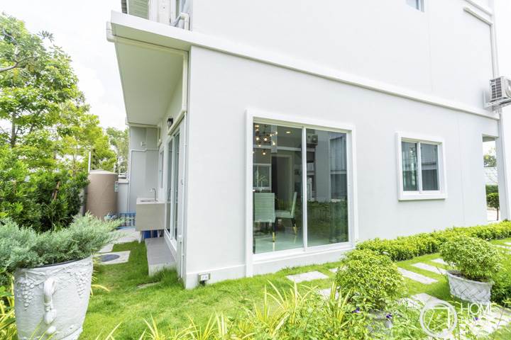 รีวิวทาวน์โฮม โมดิ วิลล่า รังสิต 2 เพดานห้องนอนสูงโปร่ง 3.5 เมตร ให้ครัวปูนหลังบ้านทุกหลัง ใกล้ทางด่วน ราคาเริ่ม 2.29 ล้านบาท