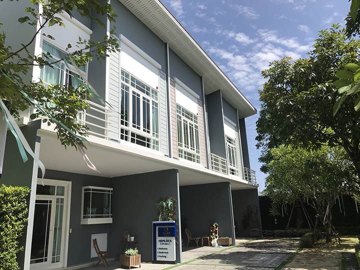 พรีวิวบ้าน คิว ดิสทริค เวสต์เกต ทำเลดี อยู่ในย่านชุมชน เลือกใช้รถไฟฟ้าได้ถึง 3 สถานี พรีวิวบ้าน คิว ดิสทริค เวสต์เกต ทำเลดี อยู่ในย่านชุมชน เลือกใช้รถไฟฟ้าได้ถึง 3 สถานี