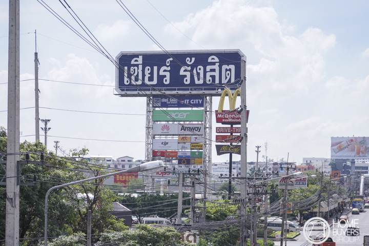 รีวิวทาวน์โฮม พฤกษาวิลล์ ติวานนท์ – รังสิต ดีไซน์แบบบ้านสไตล์ยูโรเปี้ยน โดดเด่นไม่เหมือนใคร เดินทางสะดวก ใกล้โรงพยาบาลกรุงสยามเซนต์คาร์ลอส เพียง 100 ม.