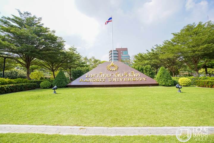 รีวิวทาวน์โฮม พฤกษาวิลล์ ติวานนท์ – รังสิต ดีไซน์แบบบ้านสไตล์ยูโรเปี้ยน โดดเด่นไม่เหมือนใคร เดินทางสะดวก ใกล้โรงพยาบาลกรุงสยามเซนต์คาร์ลอส เพียง 100 ม.