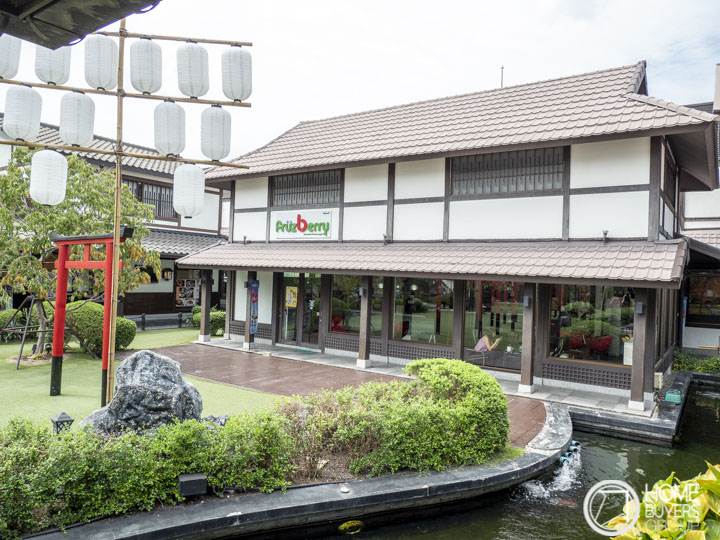 รีวิวบ้านแฝด เดอะมิกซ์ แกรนด์ พื้นที่บ้านกว้างขวาง ฟังก์ชันครบ เดินทางเข้าตัวเมืองศรีราชา และนิคมอุตสาหกรรมได้สะดวก ราคาเริ่ม 1.9 ล้านบาท