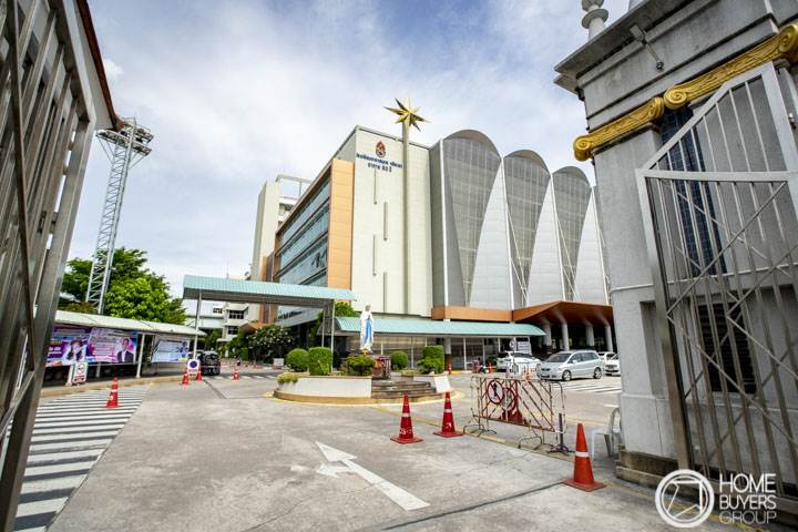 รีวิวบ้านแฝด เดอะมิกซ์ แกรนด์ พื้นที่บ้านกว้างขวาง ฟังก์ชันครบ เดินทางเข้าตัวเมืองศรีราชา และนิคมอุตสาหกรรมได้สะดวก ราคาเริ่ม 1.9 ล้านบาท