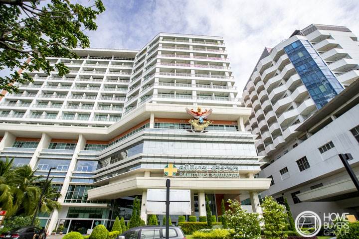 รีวิวบ้านแฝด เดอะมิกซ์ แกรนด์ พื้นที่บ้านกว้างขวาง ฟังก์ชันครบ เดินทางเข้าตัวเมืองศรีราชา และนิคมอุตสาหกรรมได้สะดวก ราคาเริ่ม 1.9 ล้านบาท