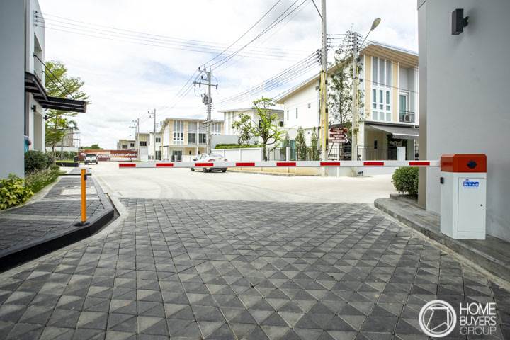 รีวิวบ้านแฝด เดอะมิกซ์ แกรนด์ พื้นที่บ้านกว้างขวาง ฟังก์ชันครบ เดินทางเข้าตัวเมืองศรีราชา และนิคมอุตสาหกรรมได้สะดวก ราคาเริ่ม 1.9 ล้านบาท
