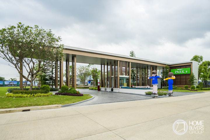 รีวิวบ้านเดี่ยว เพอร์เฟค พาร์ค สุวรรณภูมิ คลับเฮ้าส์ใหญ่ บรรยากาศร่มรื่น ใกล้มอเตอร์เวย์ และถนนกาญจนาภิเษก มีบ้าน 4 ห้องนอน รองรับครอบครัวที่มีผู้สูงอายุได้