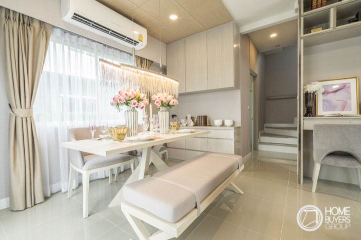 รีวิวบ้านเดี่ยว เพอร์เฟค พาร์ค สุวรรณภูมิ คลับเฮ้าส์ใหญ่ บรรยากาศร่มรื่น ใกล้มอเตอร์เวย์ และถนนกาญจนาภิเษก มีบ้าน 4 ห้องนอน รองรับครอบครัวที่มีผู้สูงอายุได้