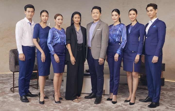 แกรนด์ ยูนิตี้ จับมือ Atelier Pichita สร้างสรรค์ชุดยูนิฟอร์มพนักงานขาย แกรนด์ ยูนิตี้ จับมือ Atelier Pichita สร้างสรรค์ชุดยูนิฟอร์มพนักงานขาย