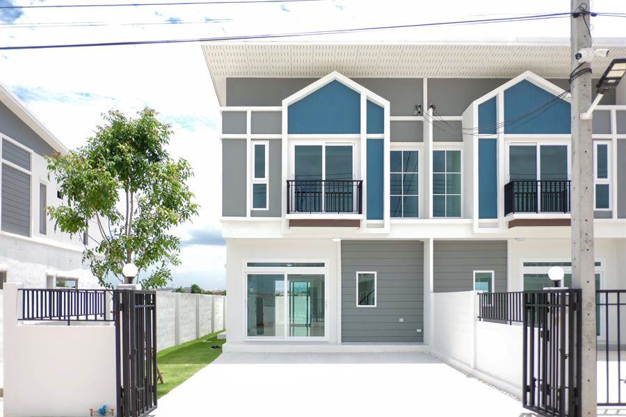 รีวิวบ้าน นครทอง โคโลนี่ เทพารักษ์ - เมืองใหม่บางพลี ทาวน์โฮมห้องริม หน้ากว้าง 5.7 ม. ผนังก่ออิฐมอญแดง ลดสูงสุด 2.4 แสน* พร้อมของแถมหลายรายการ