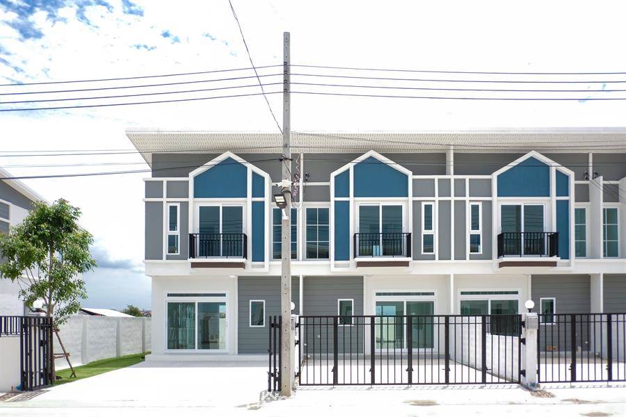 รีวิวบ้าน นครทอง โคโลนี่ เทพารักษ์ - เมืองใหม่บางพลี ทาวน์โฮมห้องริม หน้ากว้าง 5.7 ม. ผนังก่ออิฐมอญแดง ลดสูงสุด 2.4 แสน* พร้อมของแถมหลายรายการ