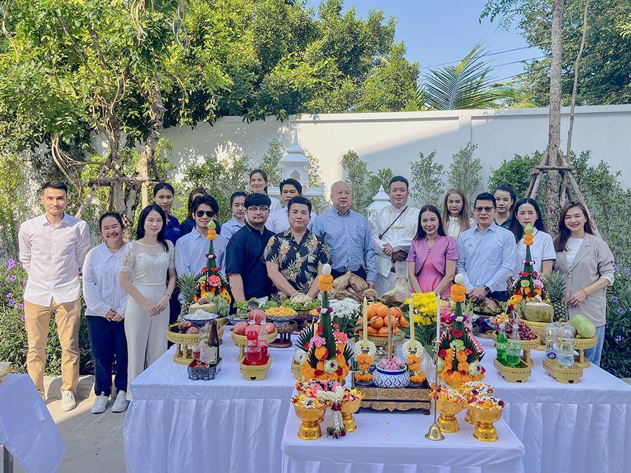 Days รามอินทรา-วัชรพล ทำพิธีตั้งศาล ทำบุญเลี้ยงพระเสริมสิริมงคลให้แก่ลูกบ้านและผู้ประกอบการ โดยมีผู้เข้าร่วมงานเป็นจำนวนมาก ตอกย้ำความสำเร็จด้านยอดขายและผลการตอบรับที่ดี ตั้งเป้าปิดโครงการในไตรมาส 4 ของปีนี้ Days รามอินทรา-วัชรพล ทำพิธีตั้งศาล ทำบุญเลี้ยงพระเสริมสิริมงคลให้แก่ลูกบ้านและผู้ประกอบการ โดยมีผู้เข้าร่วมงานเป็นจำนวนมาก ตอกย้ำความสำเร็จด้านยอดขายและผลการตอบรับที่ดี ตั้งเป้าปิดโครงการในไตรมาส 4 ของปีนี้