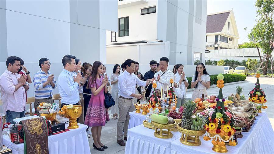 Days รามอินทรา-วัชรพล ทำพิธีตั้งศาล ทำบุญเลี้ยงพระเสริมสิริมงคลให้แก่ลูกบ้านและผู้ประกอบการ โดยมีผู้เข้าร่วมงานเป็นจำนวนมาก ตอกย้ำความสำเร็จด้านยอดขายและผลการตอบรับที่ดี ตั้งเป้าปิดโครงการในไตรมาส 4 ของปีนี้ Days รามอินทรา-วัชรพล ทำพิธีตั้งศาล ทำบุญเลี้ยงพระเสริมสิริมงคลให้แก่ลูกบ้านและผู้ประกอบการ โดยมีผู้เข้าร่วมงานเป็นจำนวนมาก ตอกย้ำความสำเร็จด้านยอดขายและผลการตอบรับที่ดี ตั้งเป้าปิดโครงการในไตรมาส 4 ของปีนี้