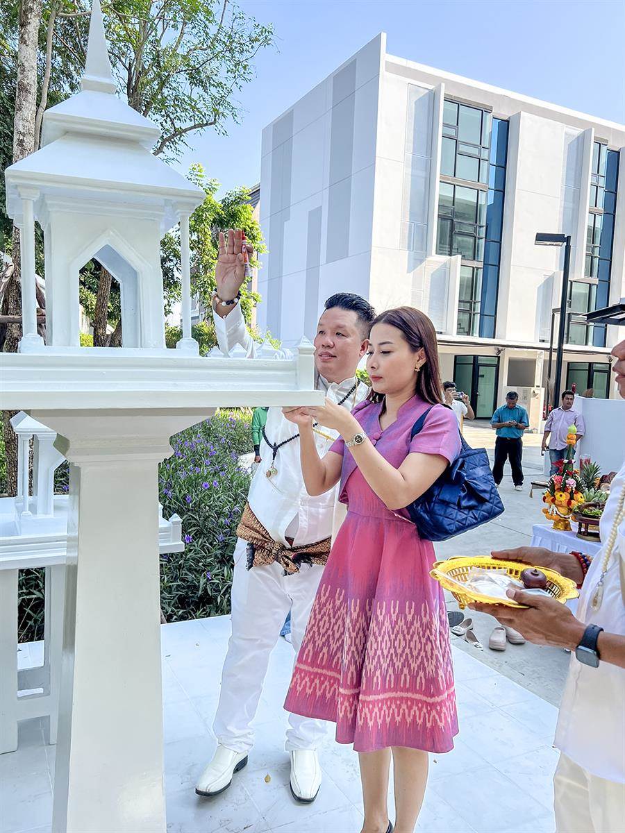 Days รามอินทรา-วัชรพล ทำพิธีตั้งศาล ทำบุญเลี้ยงพระเสริมสิริมงคลให้แก่ลูกบ้านและผู้ประกอบการ โดยมีผู้เข้าร่วมงานเป็นจำนวนมาก ตอกย้ำความสำเร็จด้านยอดขายและผลการตอบรับที่ดี ตั้งเป้าปิดโครงการในไตรมาส 4 ของปีนี้ Days รามอินทรา-วัชรพล ทำพิธีตั้งศาล ทำบุญเลี้ยงพระเสริมสิริมงคลให้แก่ลูกบ้านและผู้ประกอบการ โดยมีผู้เข้าร่วมงานเป็นจำนวนมาก ตอกย้ำความสำเร็จด้านยอดขายและผลการตอบรับที่ดี ตั้งเป้าปิดโครงการในไตรมาส 4 ของปีนี้