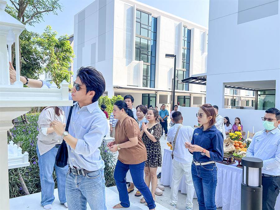 Days รามอินทรา-วัชรพล ทำพิธีตั้งศาล ทำบุญเลี้ยงพระเสริมสิริมงคลให้แก่ลูกบ้านและผู้ประกอบการ โดยมีผู้เข้าร่วมงานเป็นจำนวนมาก ตอกย้ำความสำเร็จด้านยอดขายและผลการตอบรับที่ดี ตั้งเป้าปิดโครงการในไตรมาส 4 ของปีนี้ Days รามอินทรา-วัชรพล ทำพิธีตั้งศาล ทำบุญเลี้ยงพระเสริมสิริมงคลให้แก่ลูกบ้านและผู้ประกอบการ โดยมีผู้เข้าร่วมงานเป็นจำนวนมาก ตอกย้ำความสำเร็จด้านยอดขายและผลการตอบรับที่ดี ตั้งเป้าปิดโครงการในไตรมาส 4 ของปีนี้