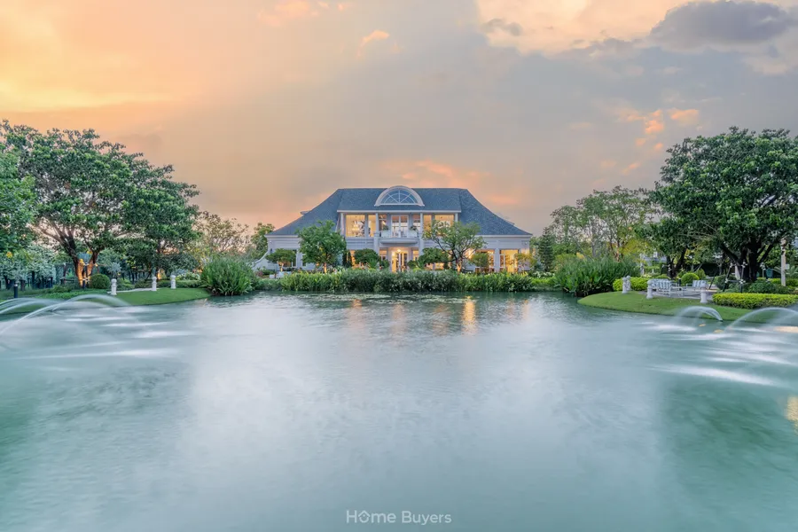 เปิดบ้าน บุราสิริ จตุโชติ บ้านเดี่ยวหรูบรรยากาศรีสอร์ตสไตล์ New England Colonial เปิดบ้าน บุราสิริ จตุโชติ บ้านเดี่ยวหรูบรรยากาศรีสอร์ตสไตล์ New England Colonial