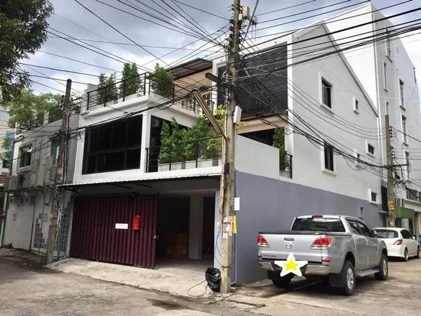 ให้เช่าทาวเฮ้าส์ 3 ชั้น 350 ตร.ม. ซอยสุขุมวิท 63 เขตวัฒนา ใกล้ BTS เอกมัย