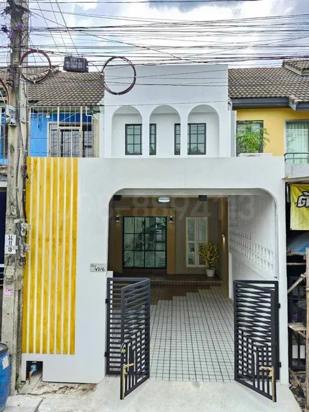 ขายทาวน์เฮ้าส์ 2 ชั้น มบ.แคทลียา หทัยราษฎร์37 เนื้อที่ 18 ตรว 2นอน 2น้ำ หน้าบ้านไม่ติดใคร หลังบ้านวิวบ้านสวน ใกล้แฟชั่นไ