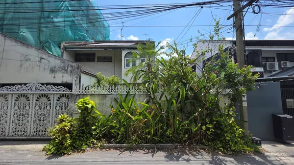 ขายบ้านเอกมัย 22 ซอยเยาวราช สุขุมวิท ที่ดิน 42 ตร.ว สภาพแวดล้อมน่าอยู่ ทำเลดี ถนนกว้าง เข้าออกได้ทั้งฝั่งเอกมัย และปรีดีพนมยงค์ ใกล้ BTS พระโขนง เอกมัย ทองหล่อ Sukhumvit Ekkamai house 087-9074045