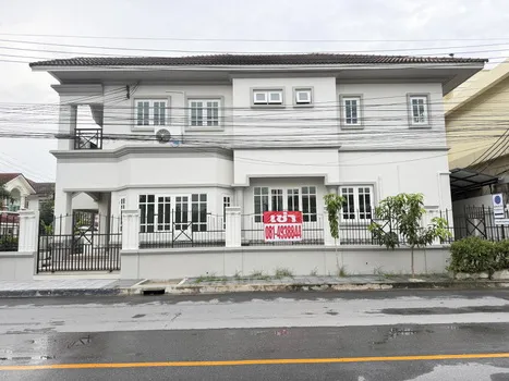 ขายบ้านเดี่ยวหลังมุม รีโนเวทใหม่ ศรีนครินทร์ 51 ใกล้ตลาดนัดรถไฟศรีนครินทร์ - Corner Detached House for Sale – Newly Renovated, Srinakarin 51, Near Srinakarin Train Night Market