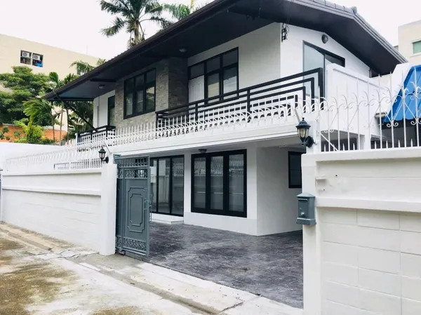 MHR243 ให้เช่าบ้านเดี่ยวหลังมุม ทำโฮมออฟฟิศจดทะเบียนบริษัทได้ ซอยลาดพร้าว 48 ทะลุออกสุทธิสาร-รัชดาภิเษกได้ จอดรถในบ้านได้มากถึง 7 คัน ใกล้ MRT สุทธิสาร เพียง 1 กม.