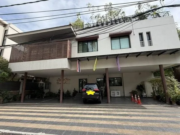 HR 10535 ให้เช่าบ้านหรูใจกลางสุขุมวิท 220 ตรม. 3 ห้องนอน สุขุมวิท 24 ใกล้ BTS พร้อมพงษ์
