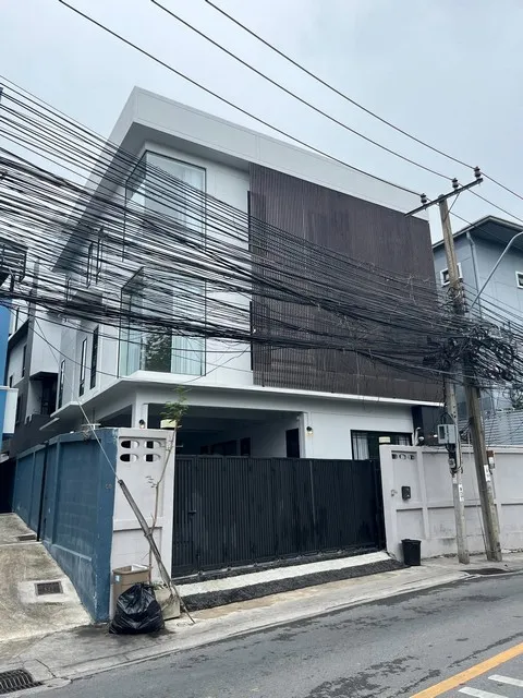 T26-809 ให้เช่า บ้าน บ้านเดี่ยว 3 ชั้น ซอย 20 มิถุนา ถนนสุทธิสารวินิจฉัย ใกล้กับ ใกล้ MRT สุทธิสาร ชั้นทั้งหมด 3 ชั้น ห้