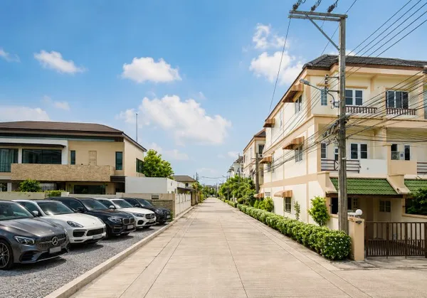 Central EastVille 3 กม. โชคชัย4 ให้เช่าทาวน์โฮม 3ชั้น 4นอน รร.สตรีวิทยา 2 กม. 36ตร.ว.200ตร.ม.3น้ำ Union Mall 5 กม.