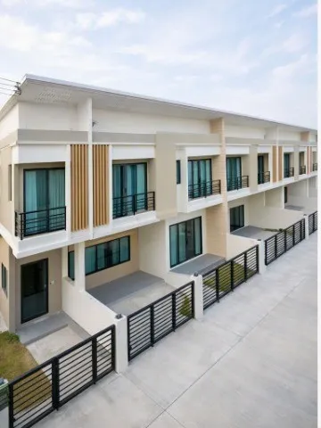ติดถนนสุขประยูร 27ตร.ว.163 ตร.ม. บ้านพรีเมียม 2 ชั้น ผนัง Double Wall ไดนาสตี้ ถ.พนัสนิคม-ชลบุรี ทาวน์โฮม 3 นอน 3 น้ำ ใก