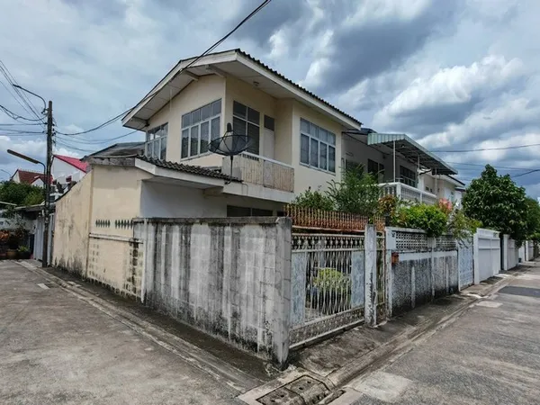 ขายบ้านเดี่ยว 2 ชั้นแปลงหัวมุม 50 ตรว. โชคชัย 4 ซอย 46 ย่านลาดพร้าว โชคชัย 4 ใกล้รถไฟฟ้าสายสีเหลือง **บ้านเก่า เหมาะรีโน