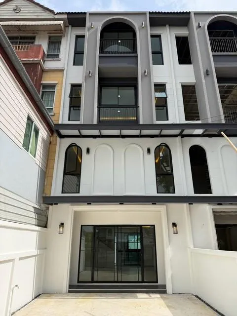 ขายทาวน์โฮม 4 ชั้น 24 ตร.ว. ซอยลาดพร้าว 110 ใกล้เดอะมอลล์บางกะปิ ( รีโนเวทใหม่ )