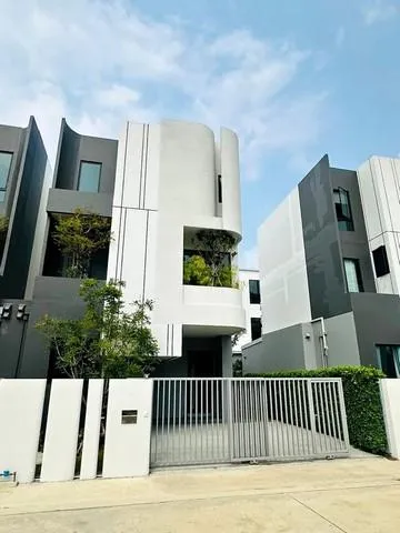 ให้เช่าบ้าน Pool Villa 3 ชั้น 250 ตร.ม. ซอยลาดกระบัง 1ก-7 ใกล้สนามบินสุวรรณภูมิ