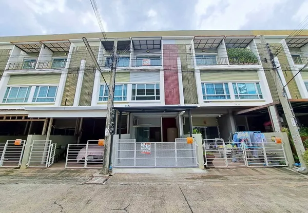 ขายทาวน์เฮ้าส์ หมู่บ้านนลิน อเวนิว 2 ซอยรามคำแหง 144 เนื้อที่ 17 ตร.ว. 3 ชั้น 3 นอน 3 น้ำ
