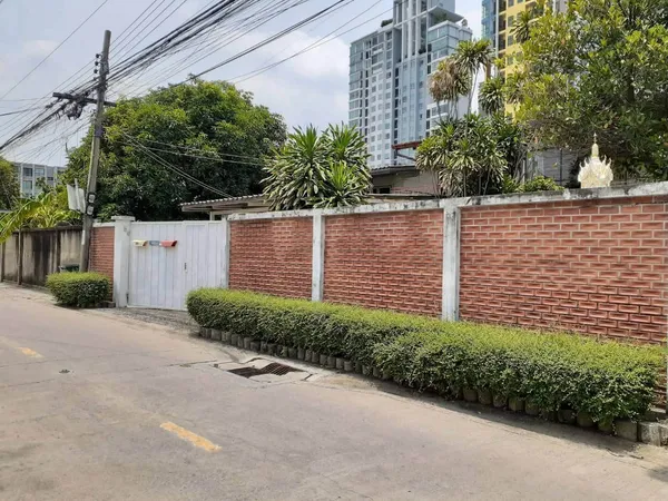 ขายที่ดินสุขุมวิท ที่ดินพร้อมบ้านเดี่ยว 202 ตร.ว ใกล้รถไฟฟ้า BTS อุดมสุข เข้าจากถนนสุขุมวิทใหญ่ เพียง 280 ม. ติดโครงการแบงค์ค็อกมอลล์ ใกล้สี่แยกบางนา จุดขึ้นลงทางด่วน ไบเทค เซ็นทรัลบางนา 087-9074045
