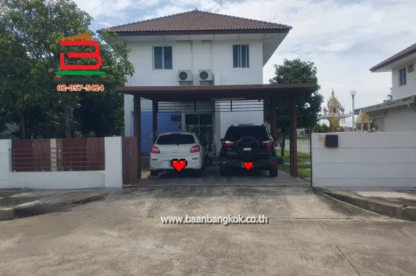 บ้านเดี่ยว หมู่บ้านการ์เด้น ลากูน่า อ่อนนุช-สุวรรณภูมิ เนื้อที่ 138.8 ตรว. (ตรงข้ามหมู่บ้านพฤกษา 36) ตำบลคลองหลวงเพ่ง อำเภอเมืองฉะเชิงเทรา จังหวัดฉะเชิงเทรา