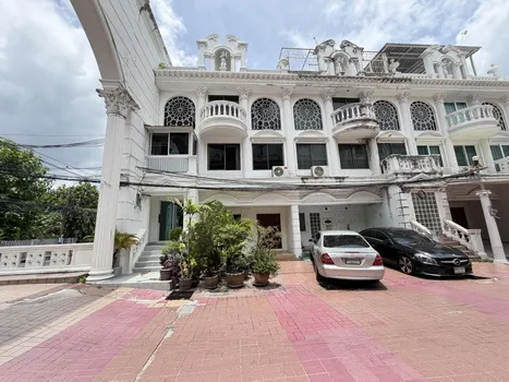 ขายทาวน์โฮม 4 ชั้น สุขุมวิท 49 พร้อมพงษ์-ทองหล่อ หลังใหญ่ ในหมู่บ้าน - FOR SALE | 4-STOREY TOWNHOME – SUKHUMVIT 49
Phrom Phong – Thonglor | Spacious Corner Unit in a Private Compound