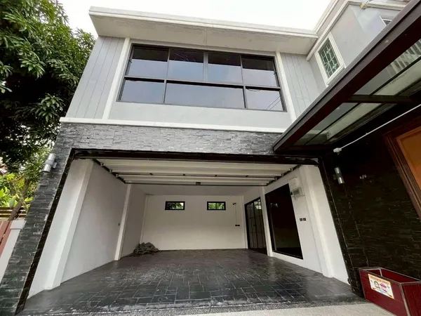 ขายด่วน บ้านเดี่ยว 2ชั้น หมู่บ้านเศรณีคาซ่า ดอนเมือง ที่ดินรวม 55.80 ตร.วา บรรยากาศดี เดินทางสะดวก สนใจติดต่อ สุเมธ 061-949-8888