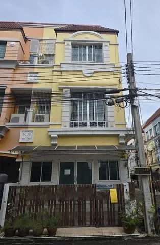 ให้เช่าทาวโฮม4 ชั้น ซอย ศรีด่าน 24 หลังมุม จดทะเบียนได้บ้านกลางเมืองบริติชทาวน์ศรีนครินทร์ ถนนบางนา-ตราด ถนนสุขุมวิท, เท