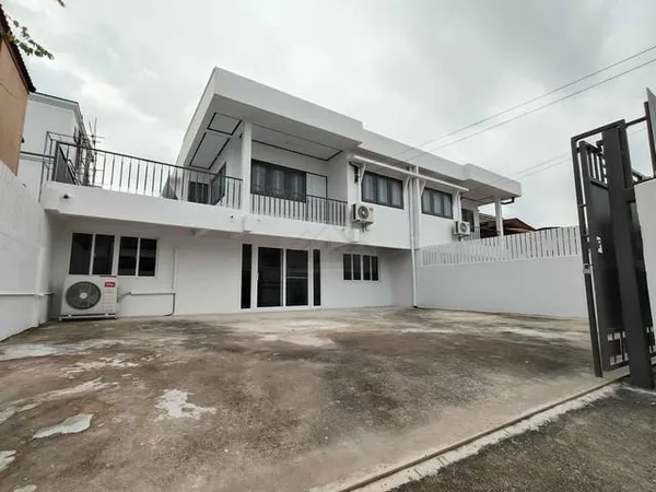 ให้เช่าบ้านเดี่ยว 2 ชั้น 50 ตร.ว. ถนนโชคชัย 4 ซอย 56 รีโนเวทใหม่ ใกล้ รพ.เปาโลโชคชัย 4
