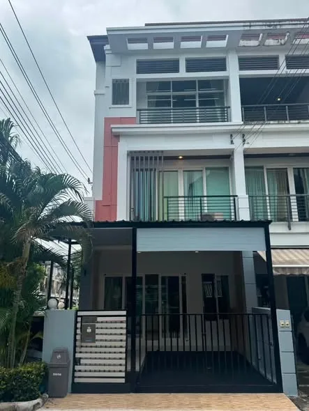 ให้เช่าทาวน์โฮม 3 ชั้นหลังมุม 3 ห้องนอน บ้านกลางเมือง เออร์บาเนี่ยน พระราม 9-ลาดพร้าว ซอยลาดพร้าว 84 ใกล้ MRTลาดพร้าว 71