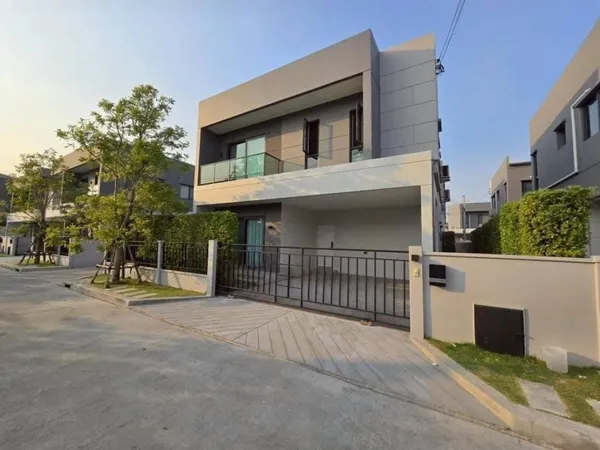 MHR252 ให้เช่าบ้านเดี่ยว เซนโทร บางนา (Centro Bangna) เพียง 1 กม. ถึง Mega Bangna ใกล้โรงเรียนนานาชาติ Concordian และ SISB แปลงใหญ่ติดพื้นที่กลับรถ ฝั่งตรงข้ามไม่มีบ้านคน ติดตั้ง EV Charger