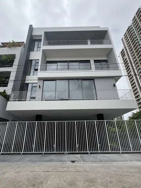 ขายโฮมออฟฟิศใหม่ 5 ชั้นรวมดาดฟ้า พร้อมลิฟท์ สไตล์ Modern Luxury ใจกลางพระราม 9 หลัง Central พระราม9 เดินถึง MRT พระราม 9