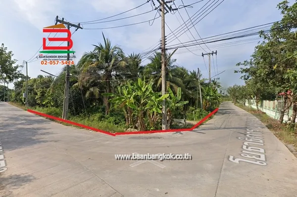ที่ดินเปล่า เนื้อที่ 207 ตรว. โยธาธิการนครปฐม 2037 อยู่ฝั่งตรงข้าม ศูนย์ฝึกและอบรมเด็กและเยาวชนหญิงบ้านปรานี ถนนเพชรเกษม (ทางหลวงหมายเลข 4) ตำบลสามพราน อำเภอสามพราน จังหวัดนครปฐม